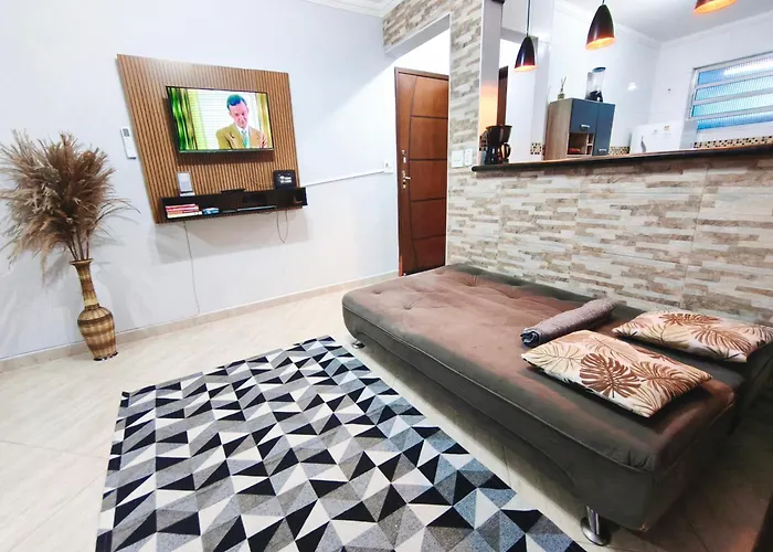 Apto no centro com vista para o rio, próx a praia e balsa, vaga de garagem, ar-condicionado, self check-in , para até 8 pessoas Bertioga